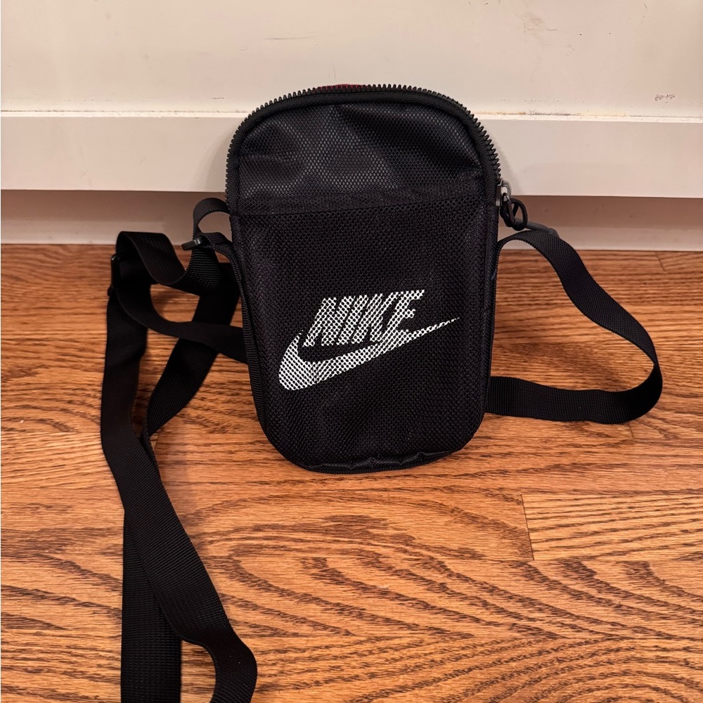 Brand new, never used Nike Black and White Crossbody Bag